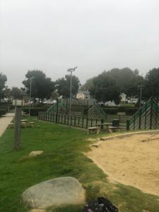 um parque com bancos e uma cerca de madeira em Blue quary em Hastings