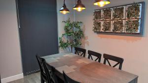 una mesa de madera y sillas en una habitación con mesa en Modern 4 Bedroom House, Hollin Hill Ave en Roundhay