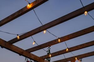 una cadena de luces colgando de un techo de madera en Masal Evimiz, en Antalya