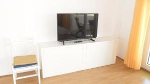 Televízia a/alebo spoločenská miestnosť v ubytovaní Apartments Aba