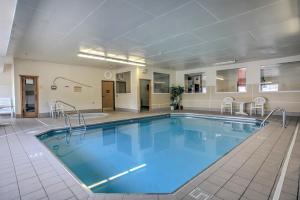 - une grande piscine d'eau bleue dans un bâtiment dans l'établissement Motel 6-Bozeman, MT, à Bozeman