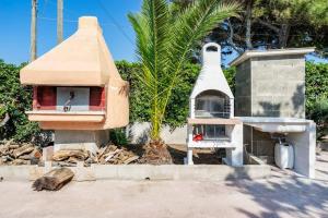 una casa per cani con lavandino e griglia di Villa Le Conche - Sunset a Marina di Lizzano