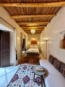 マラケシュにあるRiad Sakura Marrakechのベッドルーム1室(ベッド1台、ソファ付)