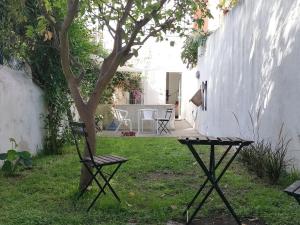 リスボンにあるCasa com Jardim privadoの庭(テーブル、椅子、木付)