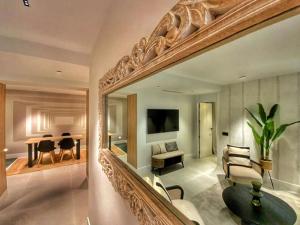 espejo grande en una habitación con sala de estar en Precioso apartamento nuevo en calle Ferraz, en Madrid