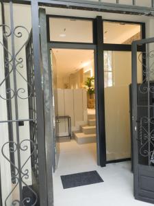 una puerta abierta a una casa con una escalera en Precioso apartamento nuevo en calle Ferraz, en Madrid