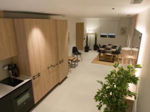 sala de estar con cocina y comedor en Precioso apartamento nuevo en calle Ferraz, en Madrid