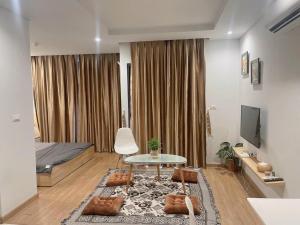 salon ze stołem i łóżkiem w obiekcie Kim's Apartment - 800m to Marina Beach - Full kitchen, Washing Machine w Ha Long