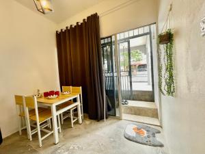a small dining room with a table and a window at Home41#4pax#Netflix#NearAeonAlma#BM#5kmtoIconicPoint in Bukit Mertajam