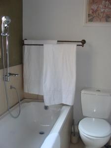 La salle de bains est pourvue de toilettes, d'une baignoire et de serviettes. dans l'établissement Lonehill - Standard 2 Guest Suite - Suite 1B, à Sandton