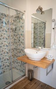 a bathroom with a sink and a shower at Il Casale dei Nonni in Rieti