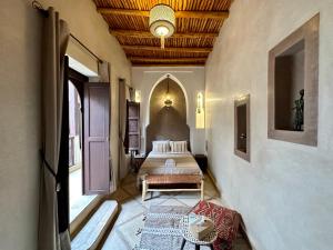 um quarto com uma cama num quarto com um tecto em Riad Sakura Marrakech em Marrakech
