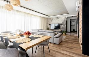 - un salon avec une table et des chaises dans l'établissement Lovely Home In Nowa Wies Ostrdzka With Kitchen, 