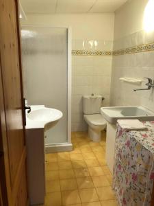 a bathroom with a sink and a toilet and a tub at Stanza privata a 10 minuti dall'Abetone in Pian di Novello