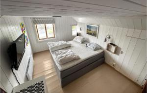 Tempat tidur dalam kamar di Beautiful Home In Nedstrand With Wifi