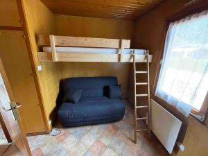 Bunk bed o mga bunk bed sa kuwarto sa Chalet terrain clôturé, bien placé, 2 chambres