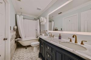 y baño con bañera, lavabo y aseo. en The Compass Rose by Leavetown Vacations en Annapolis