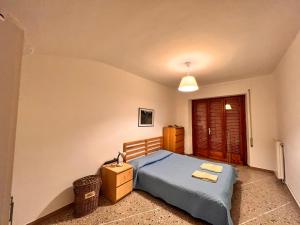 ボルゴ・ア・モッツァーノにあるAppartamento Gaylenのベッドルーム1室(青いベッドカバー付)