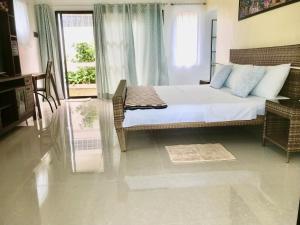 Un pat sau paturi într-o cameră la Shrivasta Cottages