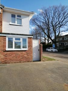 una casa con un garaje con un coche aparcado en la entrada en The Blue Crab in Bournemouth en Bournemouth