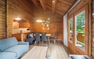 un soggiorno con divano blu e tavolo di Amazing Home In Oberharz With Kitchen a Waldschlösschen