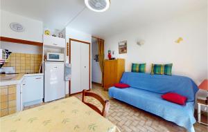 um quarto com uma cama azul e uma cozinha em Nice Apartment In Saint-pierre-dolron With Kitchen em Saint-Pierre-dʼOléron