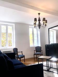sala de estar con sofá, sillas y ventanas en *Chic & Basic T3* place Carnot, en Carcassonne