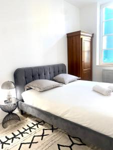 1 dormitorio con 1 cama grande y cabecero de metal en *Chic & Basic T3* place Carnot, en Carcassonne