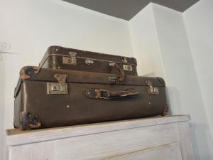 twee koffers op een plank bij Gasthuys Rustique in Arcen
