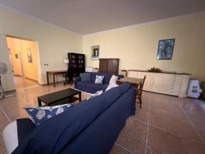 ボルゴ・ア・モッツァーノにあるAppartamento Gaylenのリビングルーム(青いソファ、テーブル付)