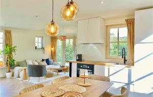 een keuken en een woonkamer met een houten tafel bij Gorgeous Home In Hoge Hexel With Kitchen in Hoge-Hexel