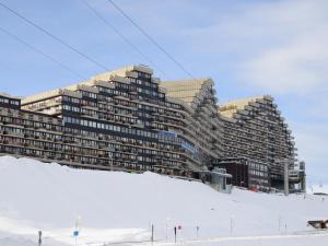 un grand bâtiment au sommet d'une piste enneigée dans l'établissement Studio Plagne Aime 2000, 2 pièces, 4 personnes - FR-1-181-2579, à Aime La Plagne