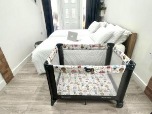 Great Studio near Airport - SUPER HOST 2 YEARS RUNNING!客房内的一张或多张床位