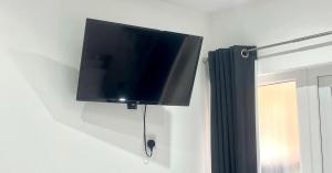 Great Studio near Airport - SUPER HOST 2 YEARS RUNNING!的电视和/或娱乐中心