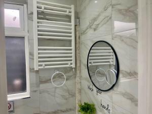 Great Studio near Airport - SUPER HOST 2 YEARS RUNNING!的一间浴室