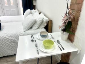Great Studio near Airport - SUPER HOST 2 YEARS RUNNING!客房内的一张或多张床位