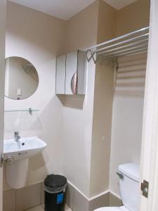 Et badeværelse på 2506 Sunvida Tower across SM City
