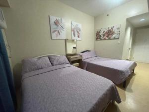 En eller flere senge i et værelse på 2506 Sunvida Tower across SM City
