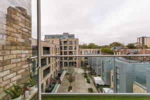 a view of a courtyard from a building at Stunning 1BR Flat in Hackney, 2 min London Fields in London
