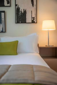 เตียงในห้องที่ The Gibson Hotel