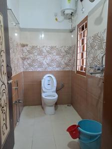 een badkamer met een toilet en een raam bij V2 in Guwahati