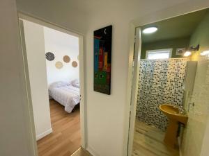 Zimmer mit einem Schlafzimmer mit einem Bett und einem Flur in der Unterkunft Temporary Accommodation in Buenos Aires Comfort and Excitement in Buenos Aires