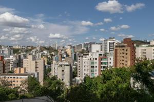 a city skyline with tall buildings in a city at Apartamento 2 quartos no Buritis in Belo Horizonte