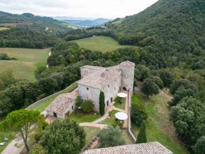 una vista aérea de un antiguo edificio en una colina en Castello Valenzino, en Umbertide