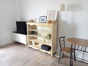 een kamer met een tafel en een houten dressoir bij Quintero Suites in San Bartolomé