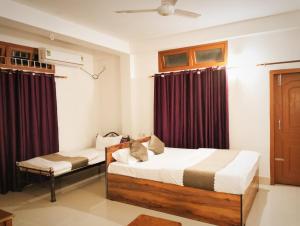 een slaapkamer met 2 bedden in een kamer bij V2 in Guwahati