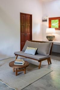 恰洛克拉姆的住宿－Boonya Swiss Home，带沙发和咖啡桌的客厅