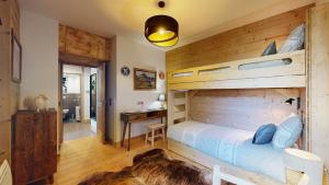 a bedroom with a bunk bed and a desk at Elégant logement, Superbe vue in Champagny-en-Vanoise