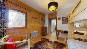 a bedroom with a bed and a desk in a room at Elégant logement, Superbe vue in Champagny-en-Vanoise