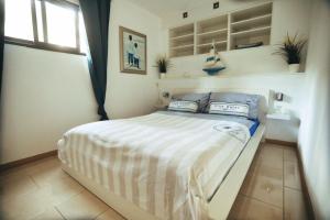 um quarto com uma cama grande num quarto em Finca Vino Tinto 4 em Icod de los Vinos